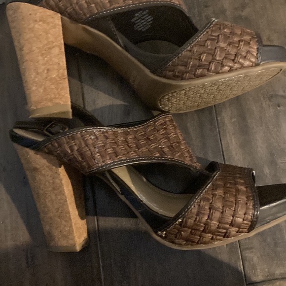 Reaction by Kenneth Cole Sandals. - Picture 3 of 3